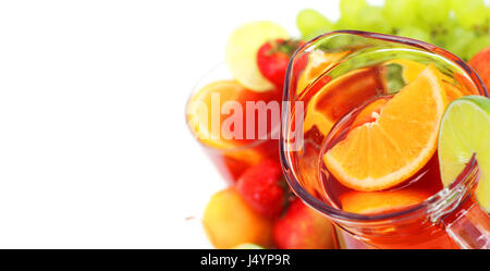 Glas Sommer Saft Limonade Saft oder Sangria mit Früchten isoliert auf weißem Hintergrund Stockfoto