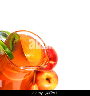 Glas mit Saft und gemischten Haufen von Gemüse isoliert auf weißem Hintergrund Stockfoto