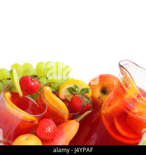 Glas Sommer Saft Limonade Saft oder Sangria mit Früchten isoliert auf weißem Hintergrund Stockfoto