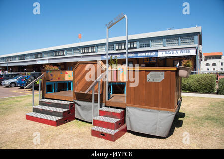 Vom Menschen verursachte winzige Park gemalten Design mit Sitzbänken auf der Rasenfläche vor den Schuppen E Märkten in Fremantle, Western Australia. Stockfoto