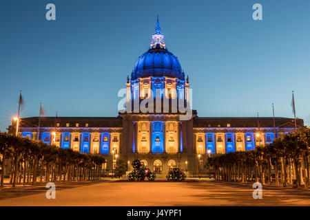 San Francisco City Hall in Golden State Warriors Farben. Stockfoto