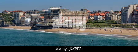 Panorama Ansicht des Grande Plage mit dem Hotel du Palais und der orthodoxen Kirche, Biarritz Aquitanien Biarritz, Frankreich, Stockfoto