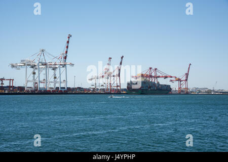 Große Kräne, Schiffe und Hafen Blick entlang des Swan River Inlet am Victoria Kai an einem klaren Tag in Fremantle, Western Australia. Stockfoto