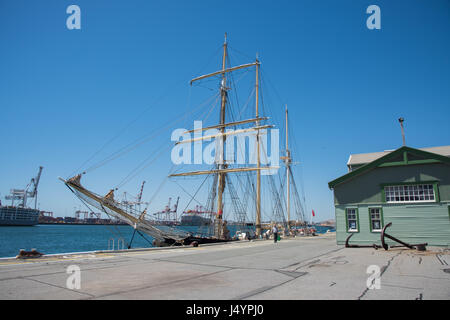 SS Leeuwin II Großsegler mit Dockside Lagerhallen und Handelshafen in Fremantle, Western Australia. Stockfoto