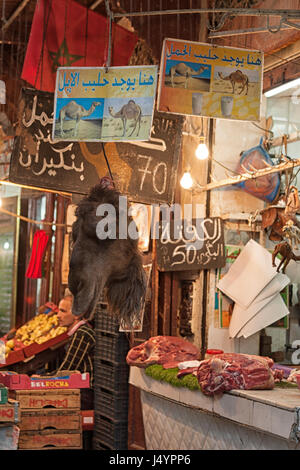 FEZ, MAROKKO - 18. FEBRUAR 2017: typisch marokkanischen Shop in a Street Market in Fez, Marokko Stockfoto