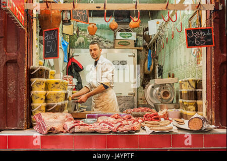 Fes, Marokko - 18. Februar 2017: Ein unbekannter Mann, Verkauf von Fleisch in einem Straßenmarkt in Fez, Marokko Stockfoto