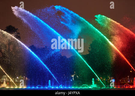 Regenbogen Farbe Wasser im Brunnen bei Nacht Lima Peru. Bunte Aqua show Stockfoto