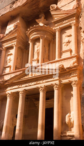 Nahaufnahme des Finanzministeriums, einem alten Gebäude in Petra, Jordanien. Orange Stein mit Spalten von Nabataens geschnitzt ist eines der sieben Weltwunder Stockfoto