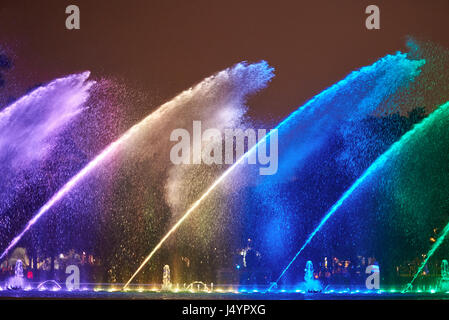 Bunte Nacht Brunnen zeigen in Lima Park. Lebendige Farben Brunnen Wasser Stockfoto