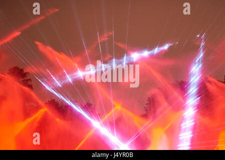 Roter Laser Disco zeigen. Abstrakt rot Licht vom Projektor Stockfoto