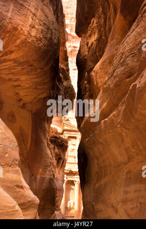 Ein Blick auf die Fassade des Schatzhauses, Al Khazneh, von Al Siq, Wohnwagen Eingang nach Petra, Jordanien, eine alte Nabatean Stadt gesehen. Stockfoto