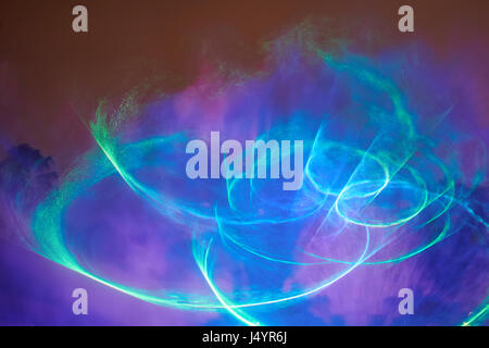 Abstrakte Runde Lasershow. Blaue und grüne Laserstrahlen. Disco-Club-Beleuchtung Stockfoto