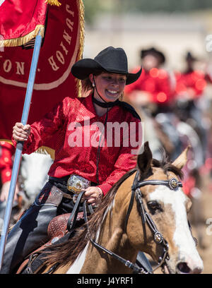 Drill Team Cowgirl reitet in die Arena an der Cottonwood-Rodeo in Kalifornien Stockfoto