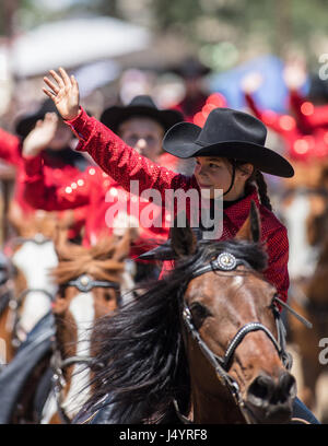 Drill Team Cowgirl reitet in die Arena an der Cottonwood-Rodeo in Kalifornien Stockfoto