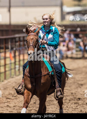 Drill Team Cowgirl reitet in die Arena an der Cottonwood-Rodeo in Kalifornien Stockfoto