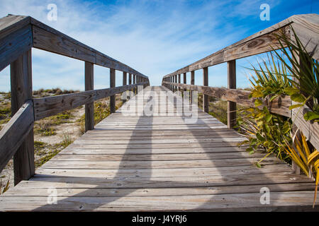 Wooden bridge over dunes leading to beach in Florida, West coast Stockfoto