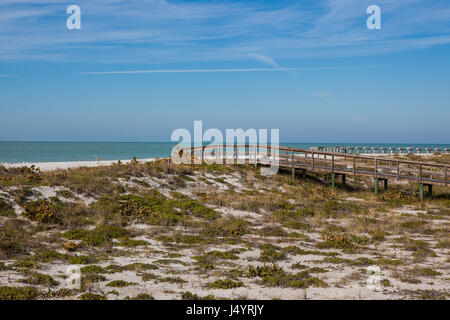 Holzsteg überquert Dünen, Strand und Meer in Florida Stockfoto