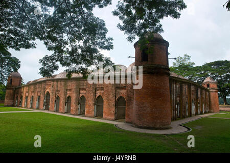 Sechzig Kuppel Moschee in Bagerhat, ein UNESCO-Weltkulturerbe von Bangladesch. Stockfoto
