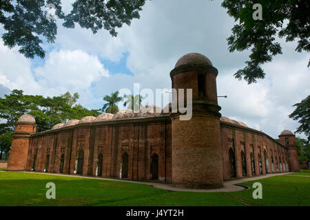 Sechzig Kuppel Moschee in Bagerhat, ein UNESCO-Weltkulturerbe von Bangladesch. Stockfoto