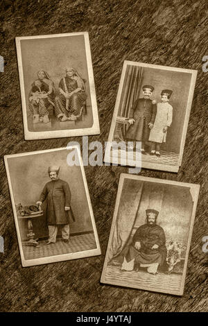 Vintage 1800s Sepia Fotografien von parsi Familie, Mumbai, Maharashtra, Indien, Asien Stockfoto
