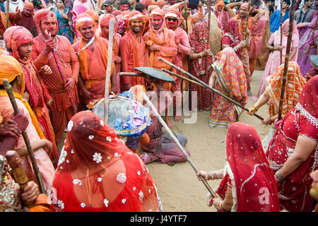 Die Menschen Sie feiern Lathmar, Holi Festival, Mathura, Uttar Pradesh, Indien, Asien Stockfoto