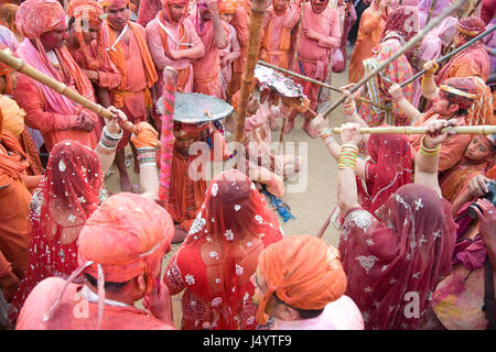 Die Menschen Sie feiern Lathmar, Holi Festival, Mathura, Uttar Pradesh, Indien, Asien Stockfoto