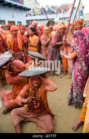 Die Menschen Sie feiern Lathmar, Holi Festival, Mathura, Uttar Pradesh, Indien, Asien Stockfoto