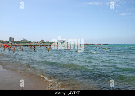 Blick vom flachen zentralen städtischen Sandstrand gegenüber langen Pier, Stadt und Hafen in Anapa Spa Resort, Region Krasnodar, Russland. Stockfoto