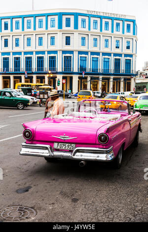 Ford Fairlane Automobil Modell in Kuba Kuba Mietwagen in Havanna rosa Ford Fairlane Cabriolet vor Hotel Telegrafo Havanna Kuba Kuba klassische Autos Stockfoto