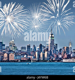 New York Manhattan Skyline bei Nacht, Feuerwerk im Hintergrund, amerikanische US-Feier und party Stockfoto