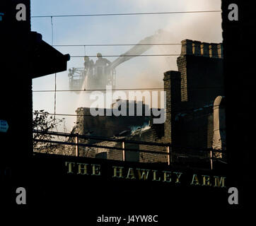 Camden Market Feuer 2008: eine Feuer-Plattform befasst sich das Herz der Blaze hinter The Hawley Arms Gastwirtschaft. Das Feuer verursacht erhebliche Schäden. Stockfoto