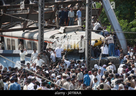 Unfall Water Pipeline Brücke eingestürzt auf fahrenden Zug, Thane, Mumbai, Maharashtra, Indien, Asien Stockfoto