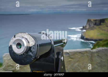 Anzeigen von Teleskop auf den Klippen von Moher, Irland Stockfoto