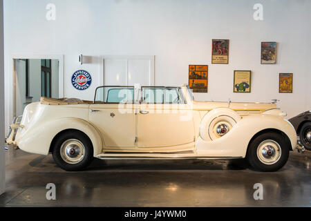 1939-Packard zwölf gepanzerte Cabriolimousine von Dietrich. Automobil Museum von Málaga, Andalusien, Spanien. Stockfoto