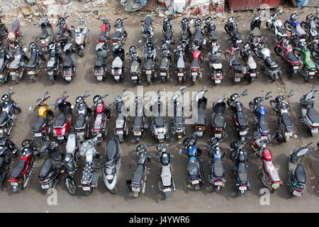 Motorräder geparkt, Mira Straße Bahnhof, Thane, Maharashtra, Indien, Asien Stockfoto