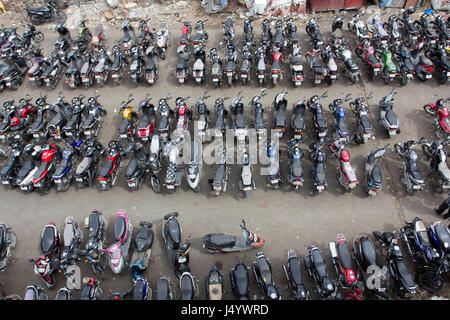 Motorräder geparkt, Mira Straße Bahnhof, Thane, Maharashtra, Indien, Asien Stockfoto