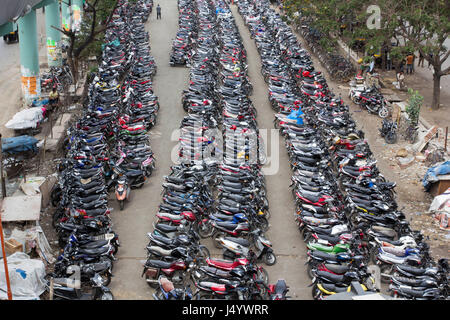 Motorräder geparkt, Mira Straße Bahnhof, Thane, Maharashtra, Indien, Asien Stockfoto