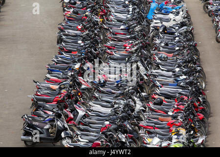 Motorräder geparkt, Mira Straße Bahnhof, Thane, Maharashtra, Indien, Asien Stockfoto