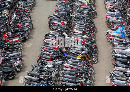 Motorräder geparkt, Mira Straße Bahnhof, Thane, Maharashtra, Indien, Asien Stockfoto