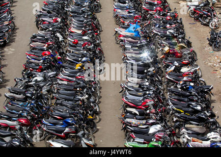 Motorräder geparkt, Mira Straße Bahnhof, Thane, Maharashtra, Indien, Asien Stockfoto