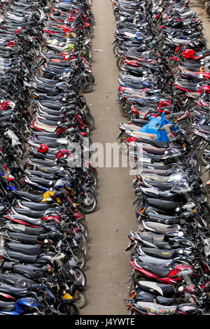 Motorräder geparkt, Mira Straße Bahnhof, Thane, Maharashtra, Indien, Asien Stockfoto