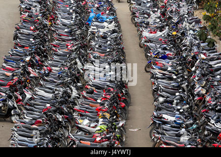 Motorräder geparkt, Mira Straße Bahnhof, Thane, Maharashtra, Indien, Asien Stockfoto