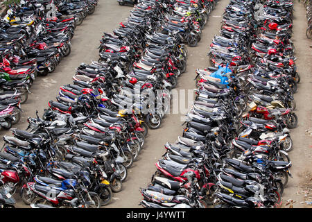 Motorräder geparkt, Mira Straße Bahnhof, Thane, Maharashtra, Indien, Asien Stockfoto