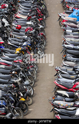 Motorräder geparkt, Mira Straße Bahnhof, Thane, Maharashtra, Indien, Asien Stockfoto