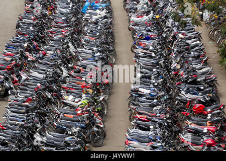 Motorräder geparkt, Mira Straße Bahnhof, Thane, Maharashtra, Indien, Asien Stockfoto