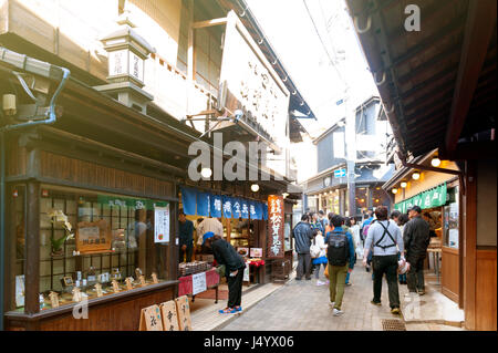 Kobe, Japan - März 2016: Kleine Gasse mit Souvenirläden und Geschäfte in der heißen Quelle Dorf von Arima Onsen in Kobe, Japan Stockfoto