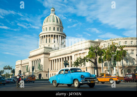 Bunten klassischen amerikanischen Autos als Taxis auf der Hauptstraße vor dem Capitolio übergeben Gebäude in Zentral-Havanna, Kuba Stockfoto