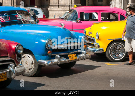 Havanna, Kuba - ca. Juni 2011: Bunte Vintage American Taxi Autos teilen die Straße auf einer Straße im Centro. Stockfoto