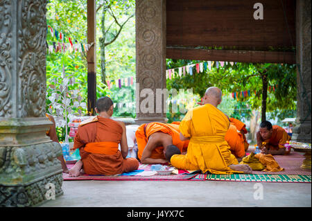 ANGKOR WAT, Kambodscha - 30. Oktober 2014: Buddhistische Mönche in Safran Roben führen eine Zeremonie an einem im Freien neben dem Prasat Bayon Tempel. Stockfoto