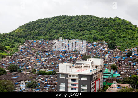 Slums auf dem Hügel in Kaschmir Park, Mumbai, Maharashtra, Indien, Asien Stockfoto